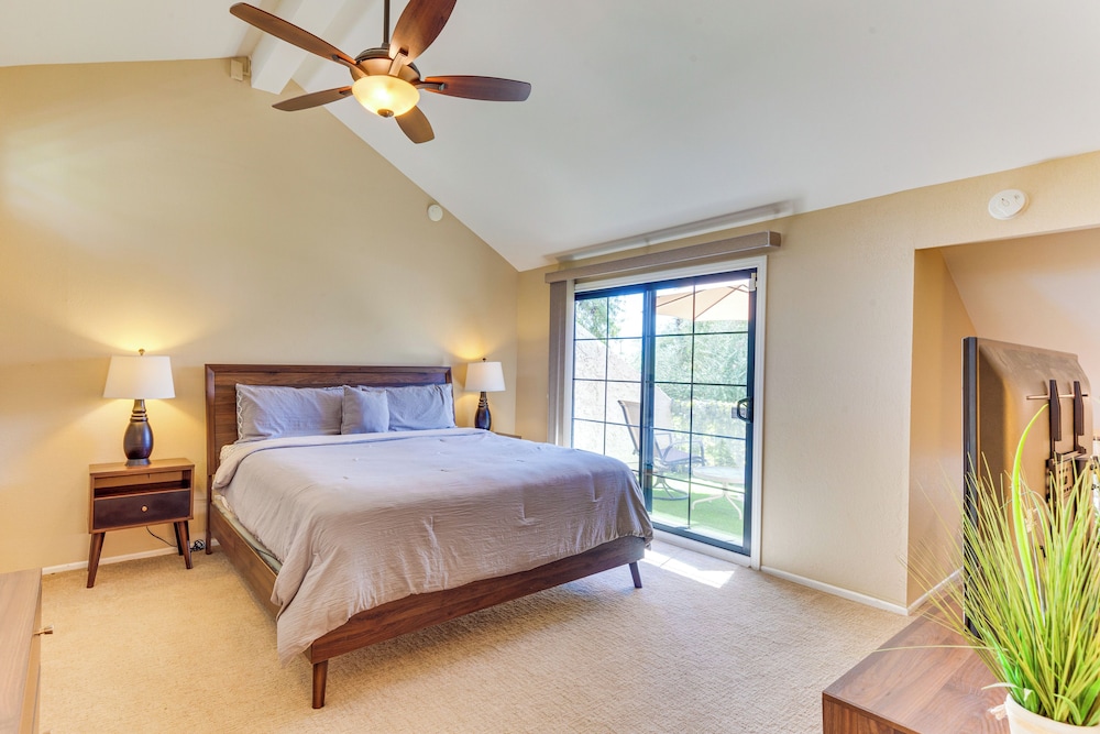 Resort-style Palm Springs Townhome w/ Pool Access