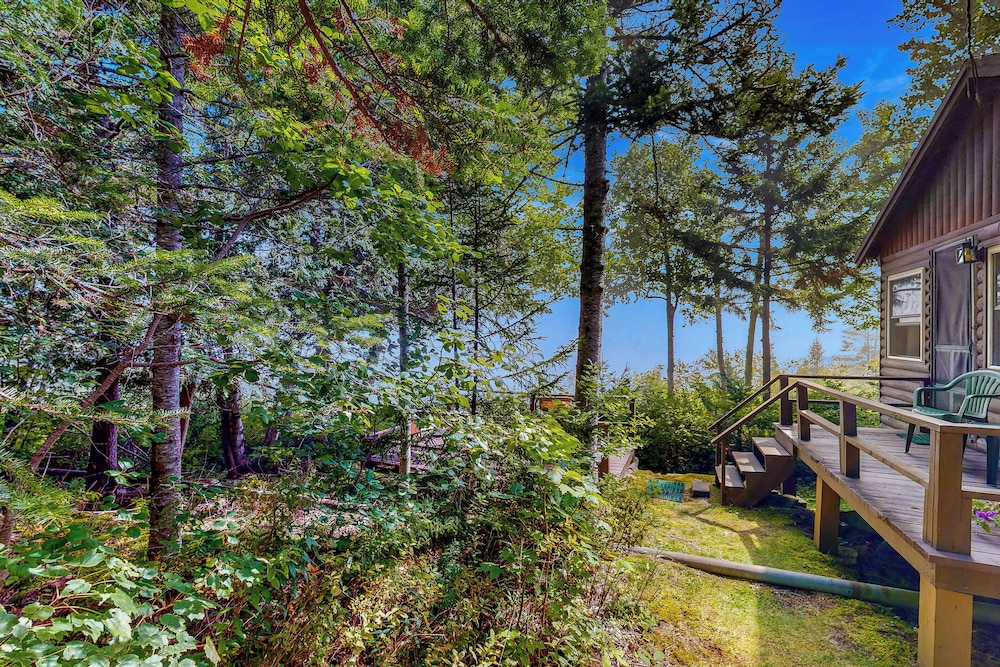Cozy 1BR Cabin w/ Landscape Views