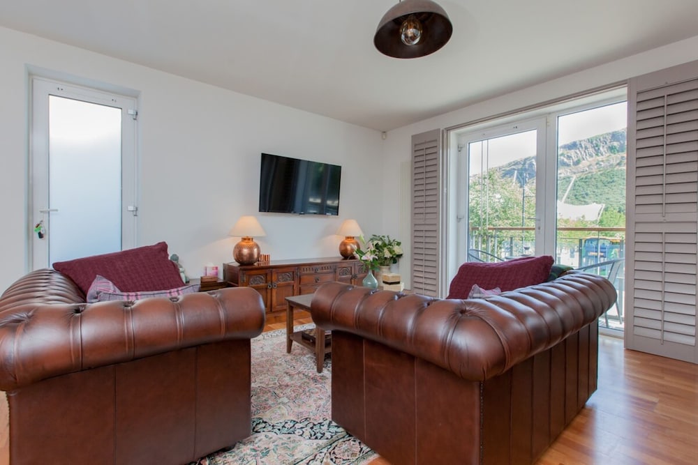 Holyrood Residence - Luxury Apartment With Parking