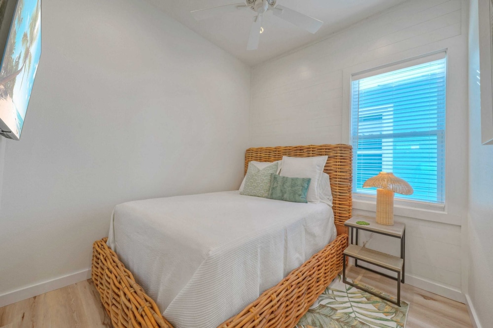 2 Homes, Sleeps 22 2 Private Pools, Firepit, Steps to Beach Boardwalk Access