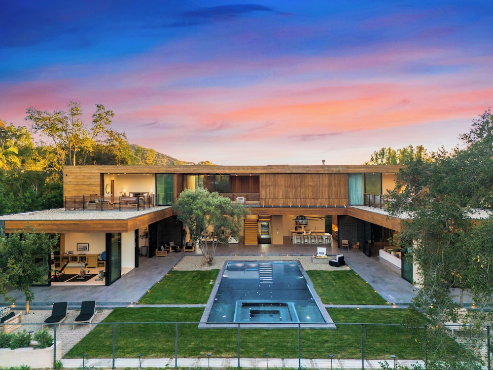 Oak Pass Manor: Indoor-outdoor Luxury With Pool, Sauna & Panoramic Views