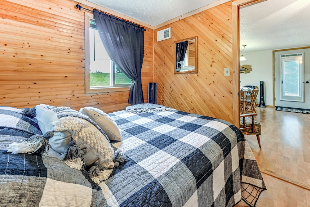 Dock & Lake Access: Cabin 4 Mi to Ice Age Trail!