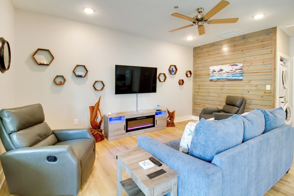 4 Mi to Rockport Beach Park: Home w/ Resort Perks
