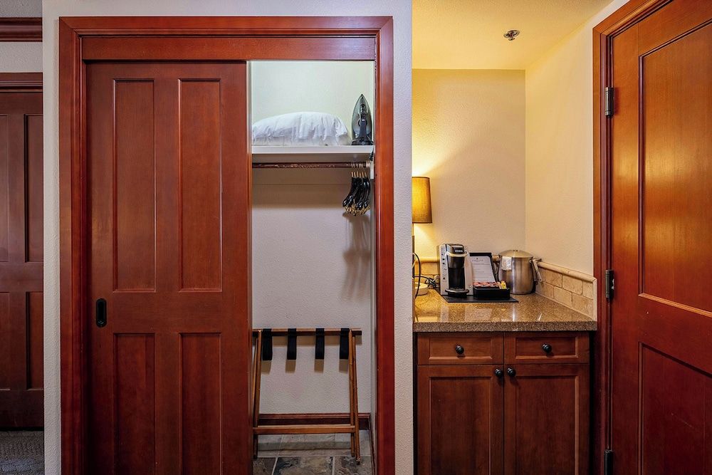 2BR Condo w/ Pool Access, Hot Tub, & ski In/out