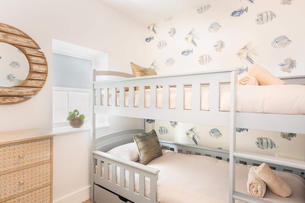 Host Stay Coombe Cottage