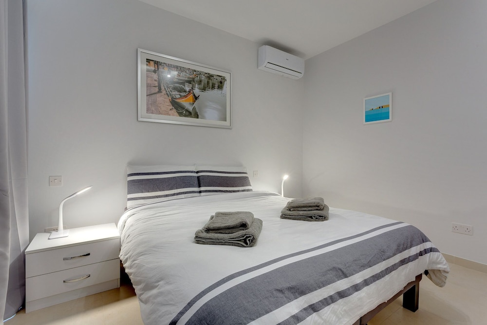 Brand New Designer Finished Apartment, Central Location photo 2