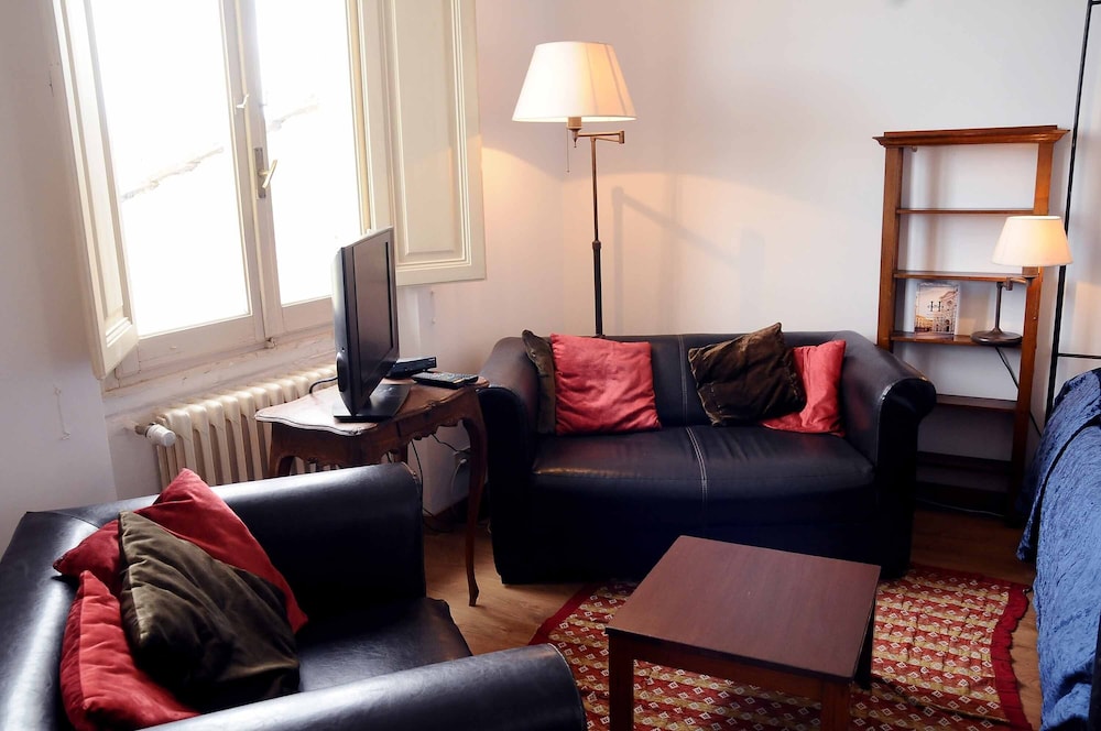 Charming Studio Apartment in Front of the Arno River
