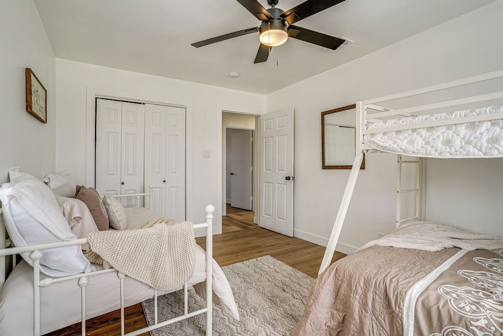 7 Mi to Lake Bridgeport: Home w/ Yard & Grill!