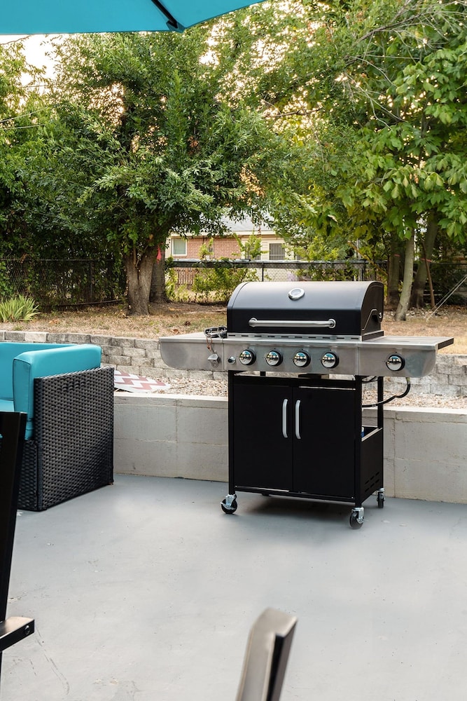 Upstay - Bungalow w Games Golf Fire and Patio