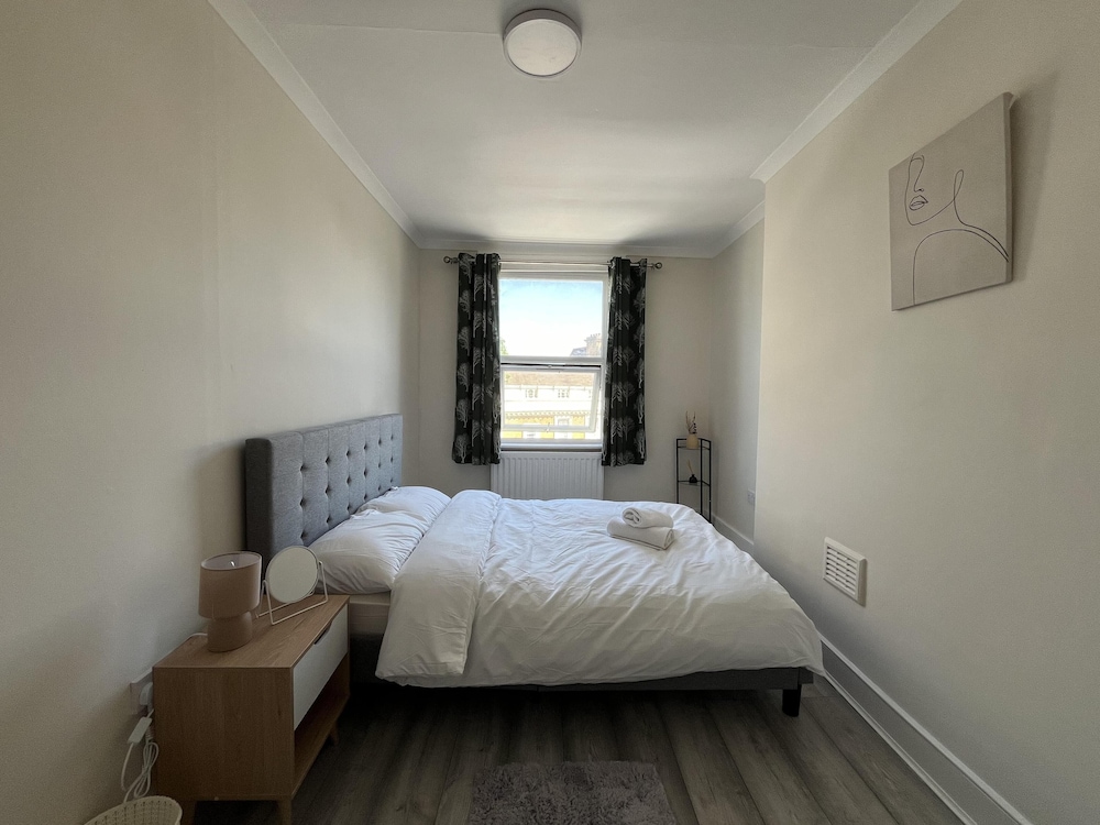 New Spacious 4 Bed Apartment in Kew Bridge view 2