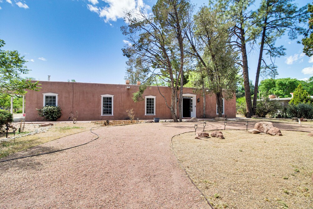 3 Mi to Zoo & Garden: Spacious Albuquerque Home