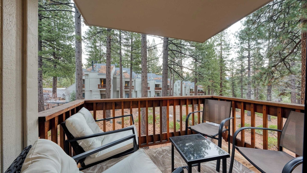 Crystal Pines Cozy Lake Tahoe Escape With Fully Equipped Kitchen and Balcony Views