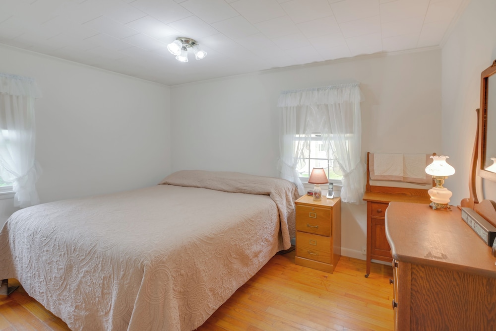 1 Mi to Main St: Charming Elsworth Home w/ Yard!