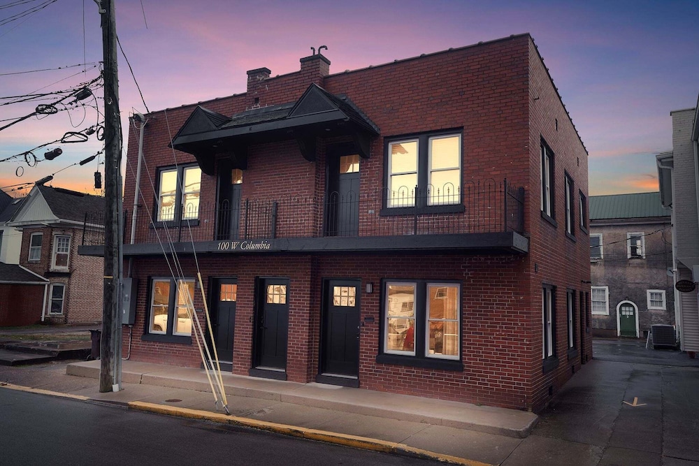 Stylish Retro Stay, Columbia House Unit D 1 Bedroom Apts