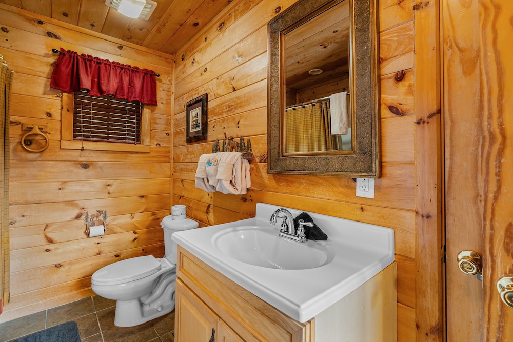 Caught Ya Peek'n 1 Bedroom Cabin by RedAwning