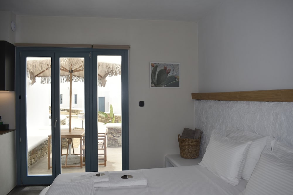 Thronos Suites