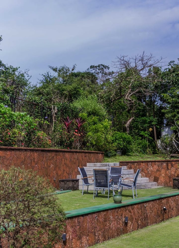 Stunning Hilltop 3BR Villa w Pool and River View
