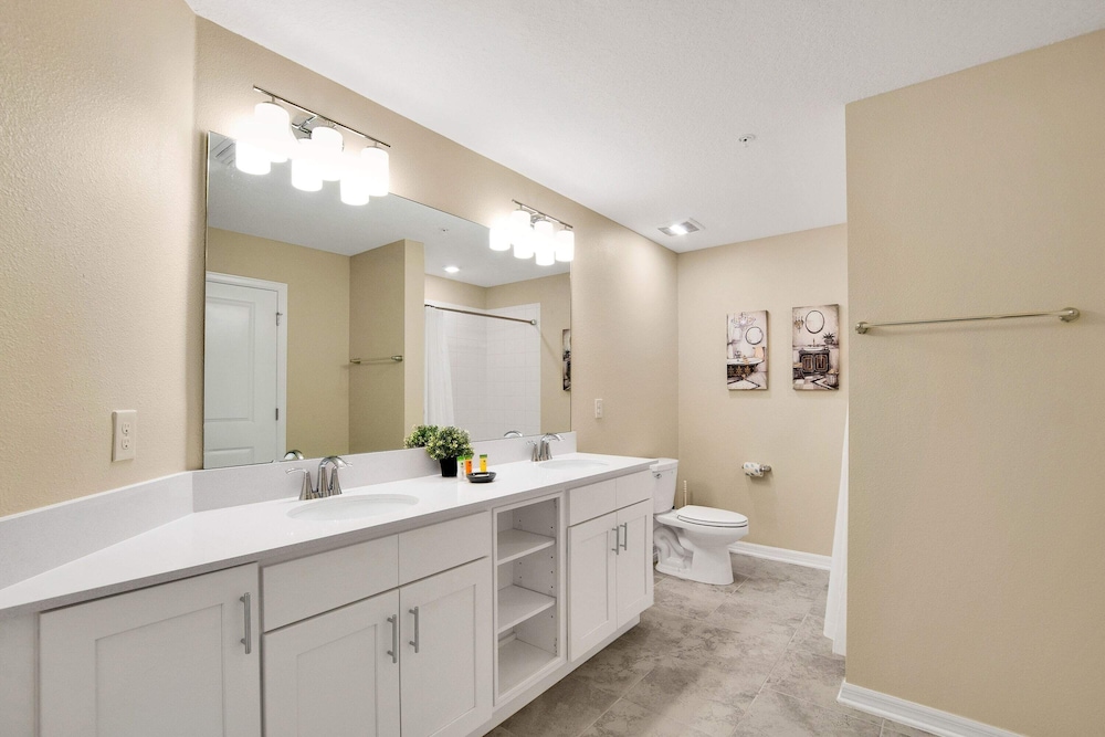 Posh and Spacious 3BD Condo With Patio, Pond View and Close to Disney! #3sl108 - Image 4