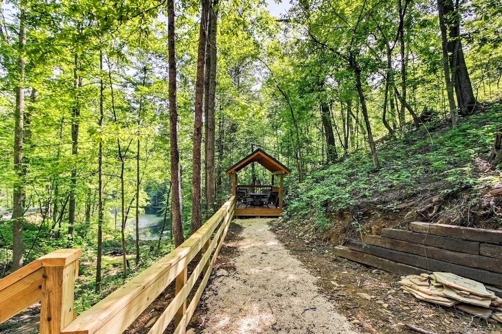 Gatlinburg Cabin w/ Hot Tub: 5 Mi to Downtown view 5