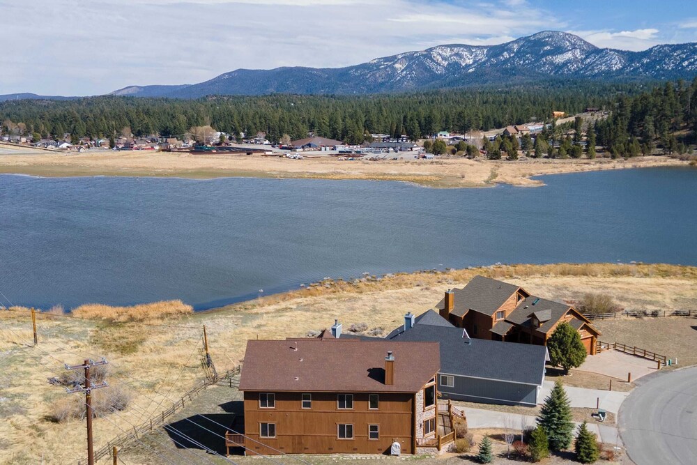 Group Cabin + Lake and Mountain View Pet-friendly, Fireplace, Games, Loft