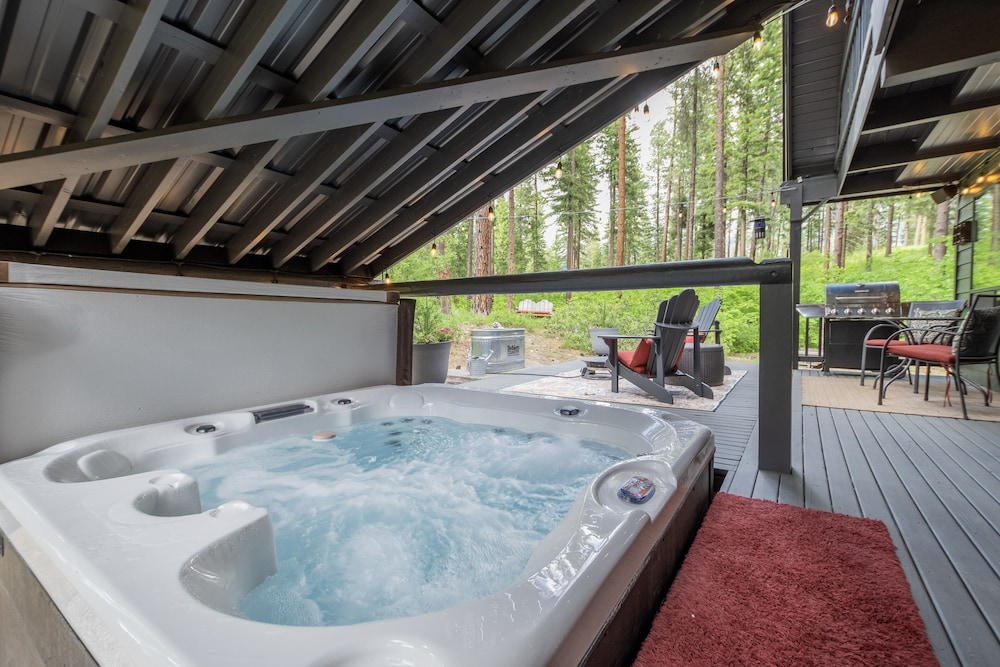 Thyme Out 2 Bedroom Home by NW Comfy Cabins by RedAwning view 3
