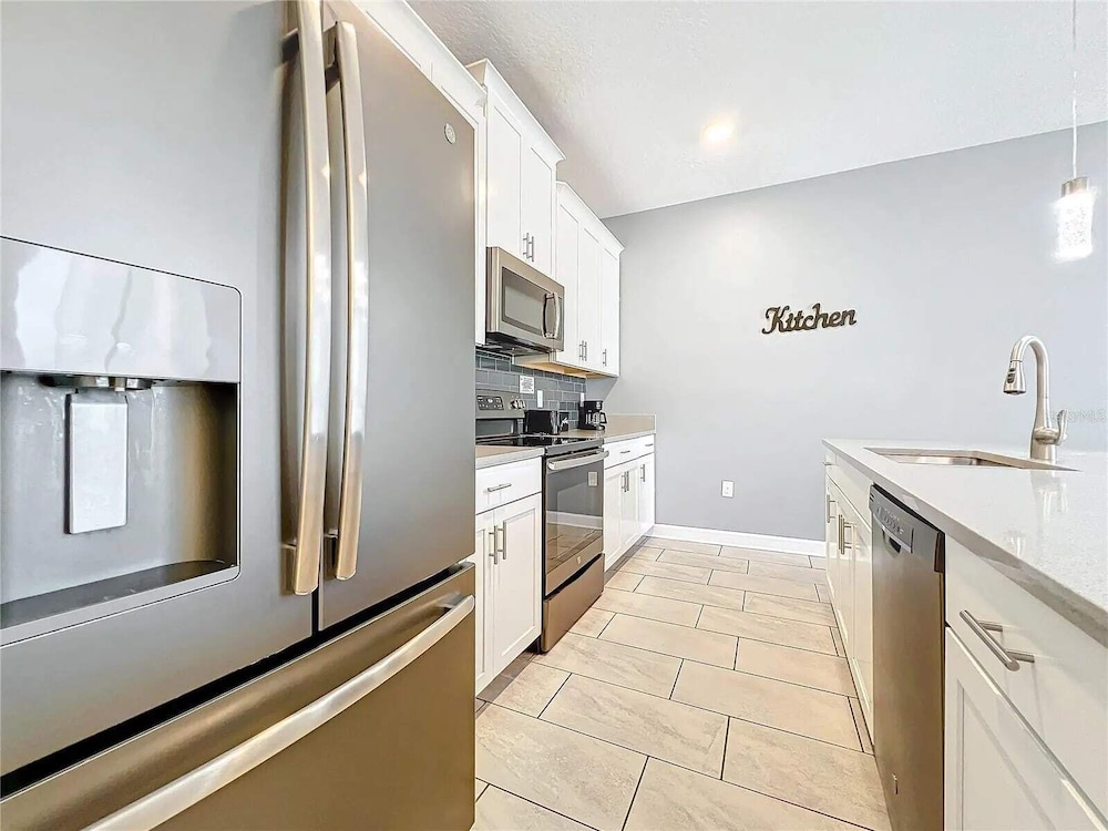 Stunning 4Bd W/ Pool @ Storey Lake 5019