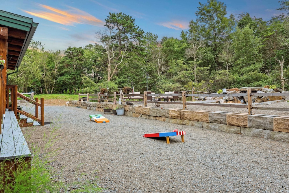 Bigwood Cabin Retreat Hot Tub, Game Room, Firepit Lounge & Private Yard