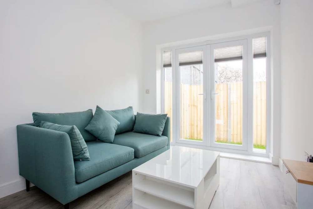 Bright 1 Bedroom Apartment in West London