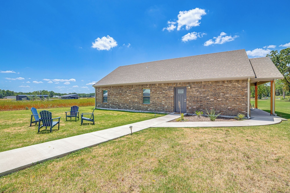 1 Mi to Lake Texoma: Expansive Outdoorsy Escape!
