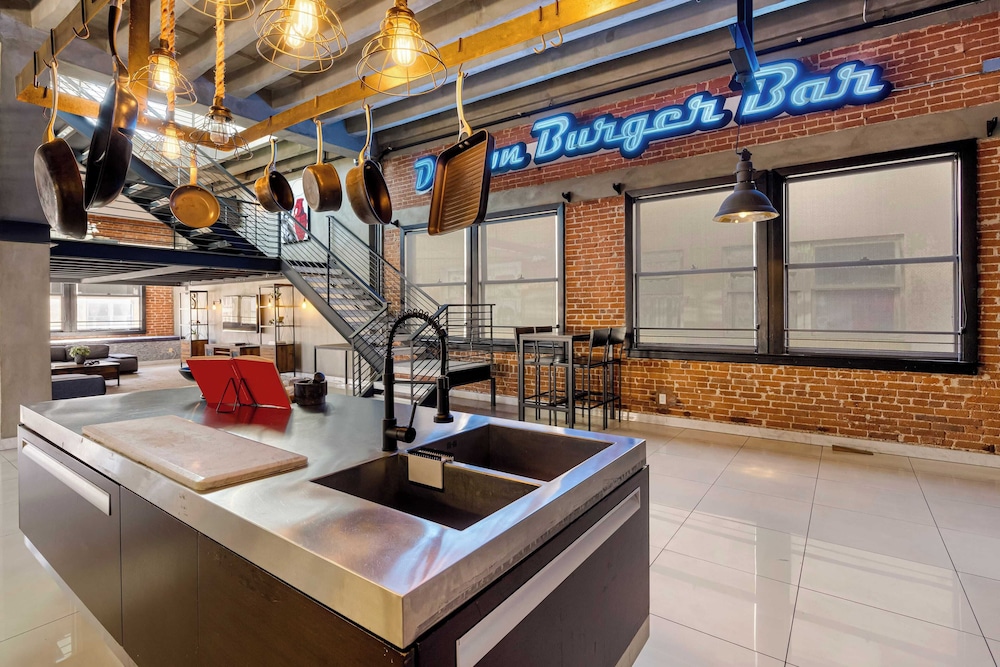 Skyline Lofts by Avantstay: a Multi-level Industrial-chic Retreat in Dtla With Rooftop Views, Soaring Ceilings & Steps to Dining, Music & Culture