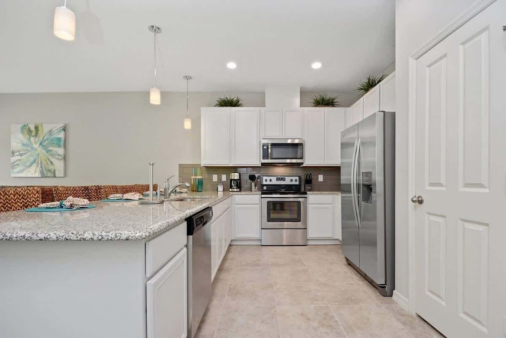 Modern 4BR w Patio Resort Pool Compass Bay