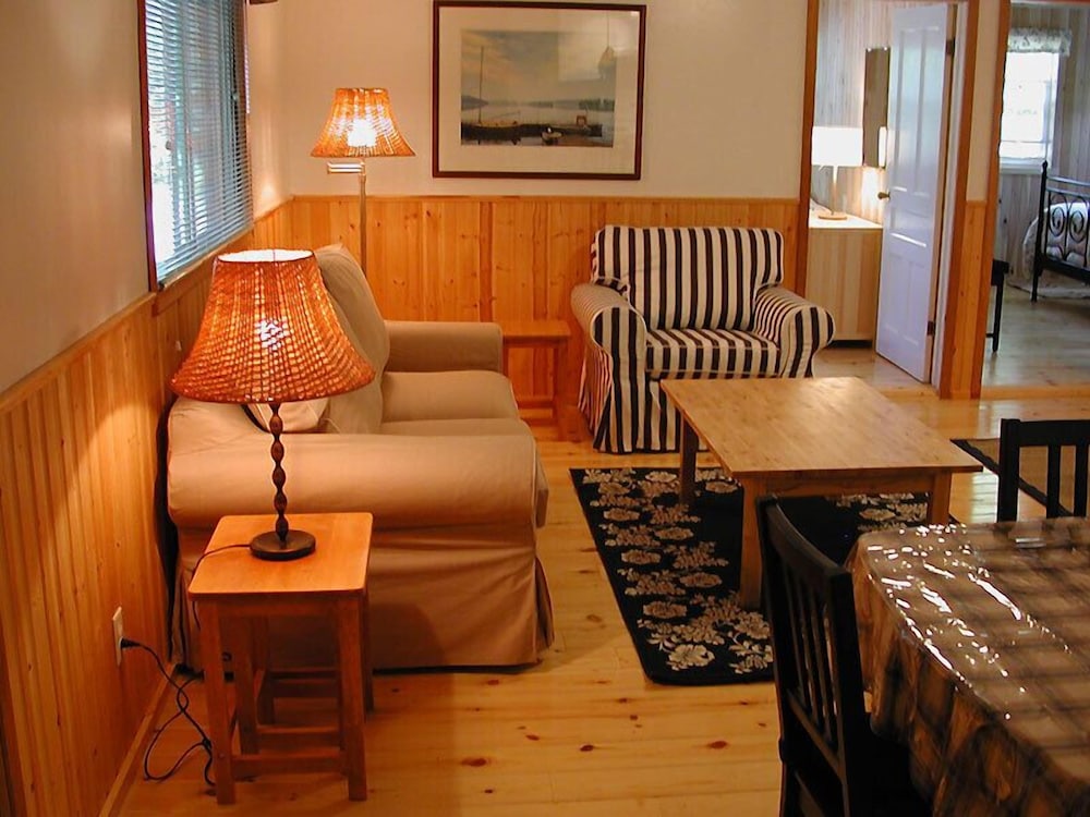Birch Cliff Lodge on Baptiste Lake