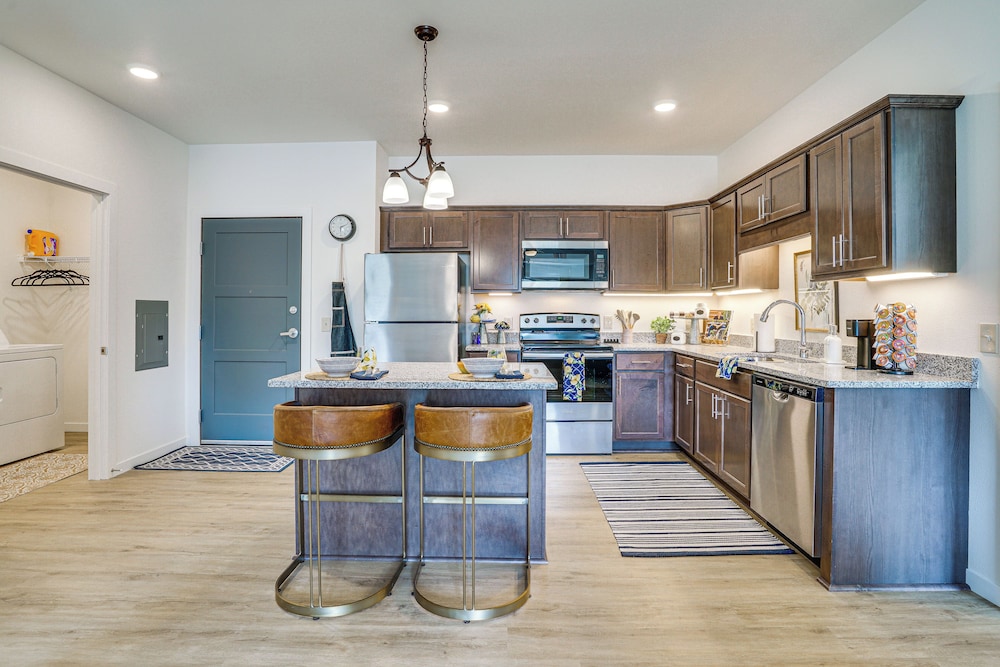 4 Mi to National Sports Center: Apt in Blaine