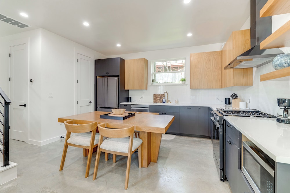 Near Restaurants & Parks: Home 3 Mi to Dtwn Austin