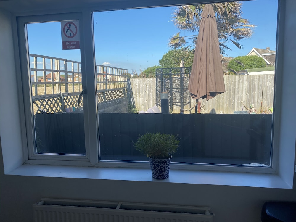 Beautiful 1-bed Studio in Porthcawl Near Beach view 3