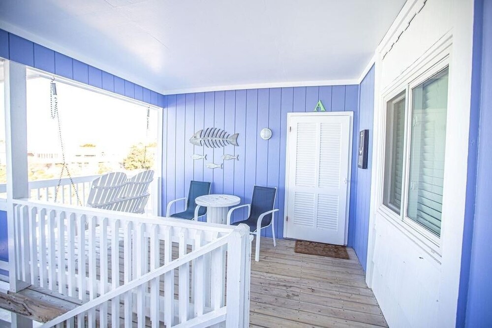 Feelin' Beachy-7a 2 Bedroom Home by RedAwning
