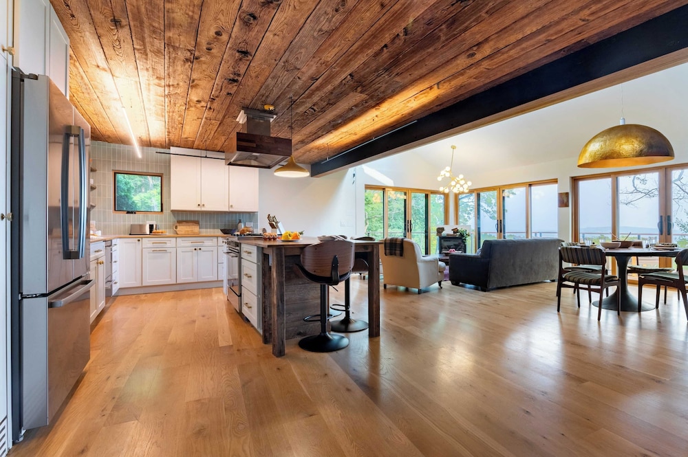 Modern Catskills Escape w/ Open Living, Steam Shower, Fireplace & Hot Tub w/ Mountain Views, Minutes From Woodstock & Trails Suncliff Vista