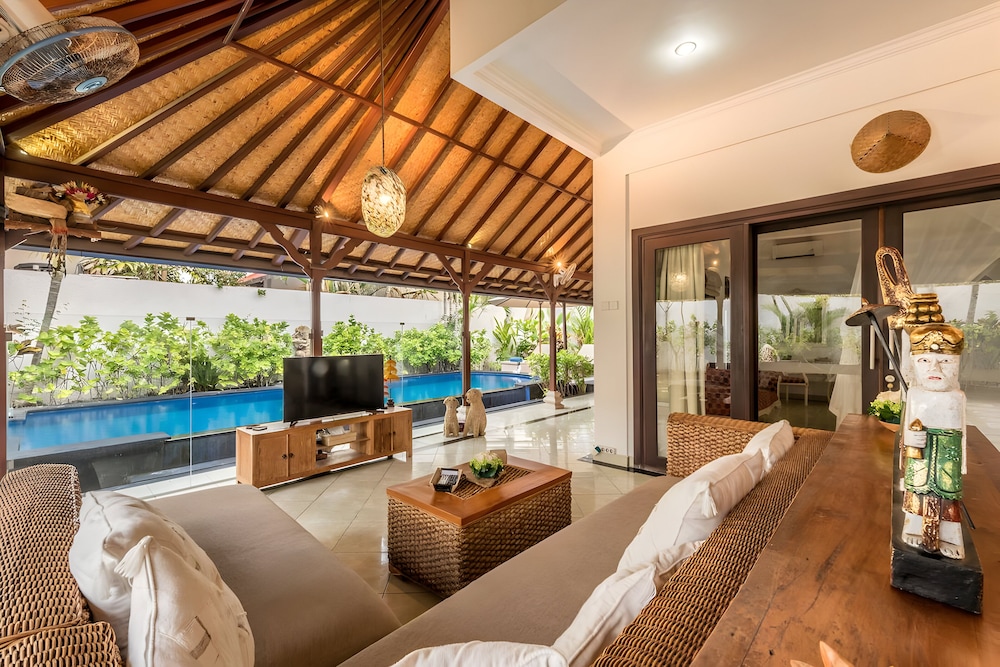 Villa Panda Seminyak Next to KU DE TA