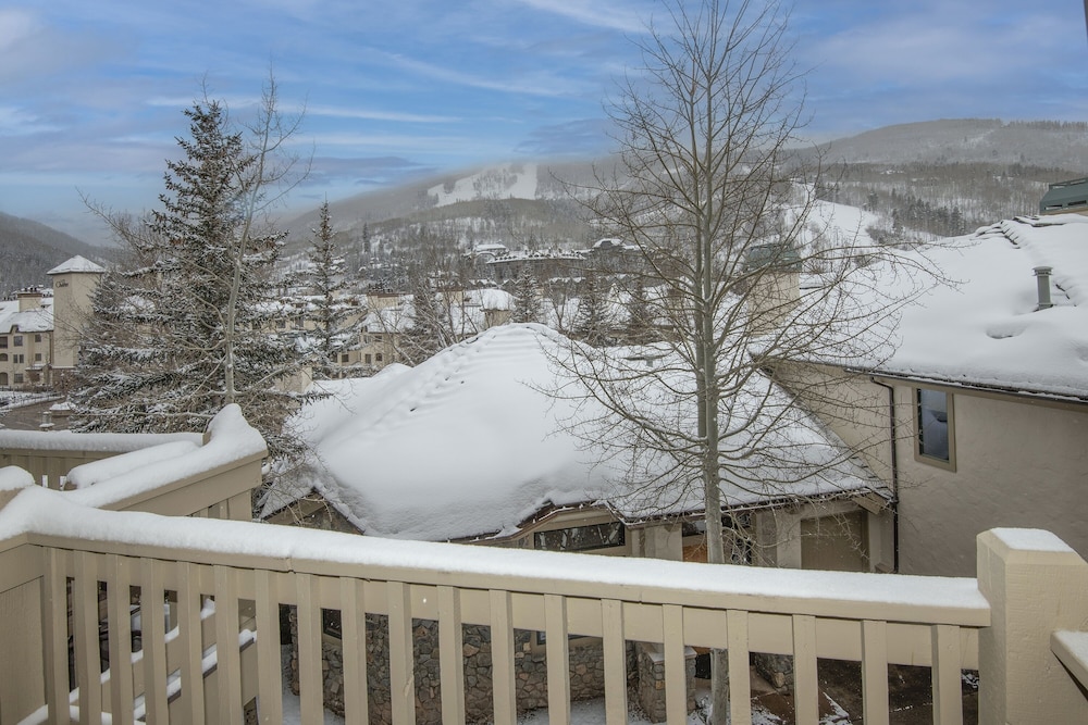 Ski In Ski Out Townhome in Rocky Mountain Access to Elkhorn Chairlift by RedAwning