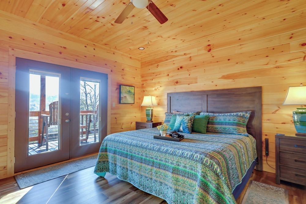 Majestic Mountain Views: Sevierville Escape!