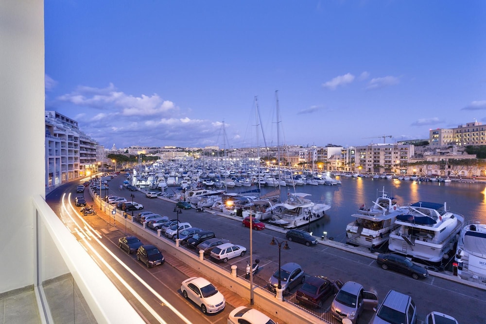 Luxury 3BR Apartment With Marina Views photo 1