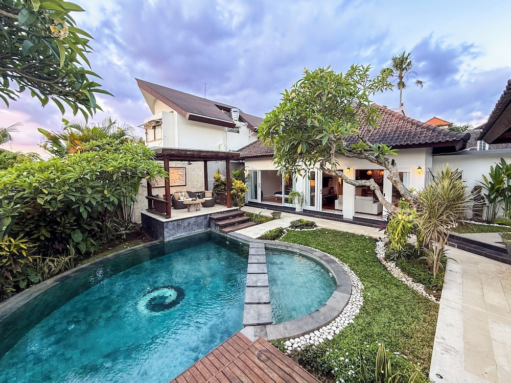 Villa St Calyx by DVH Luxe Retreats 3BR