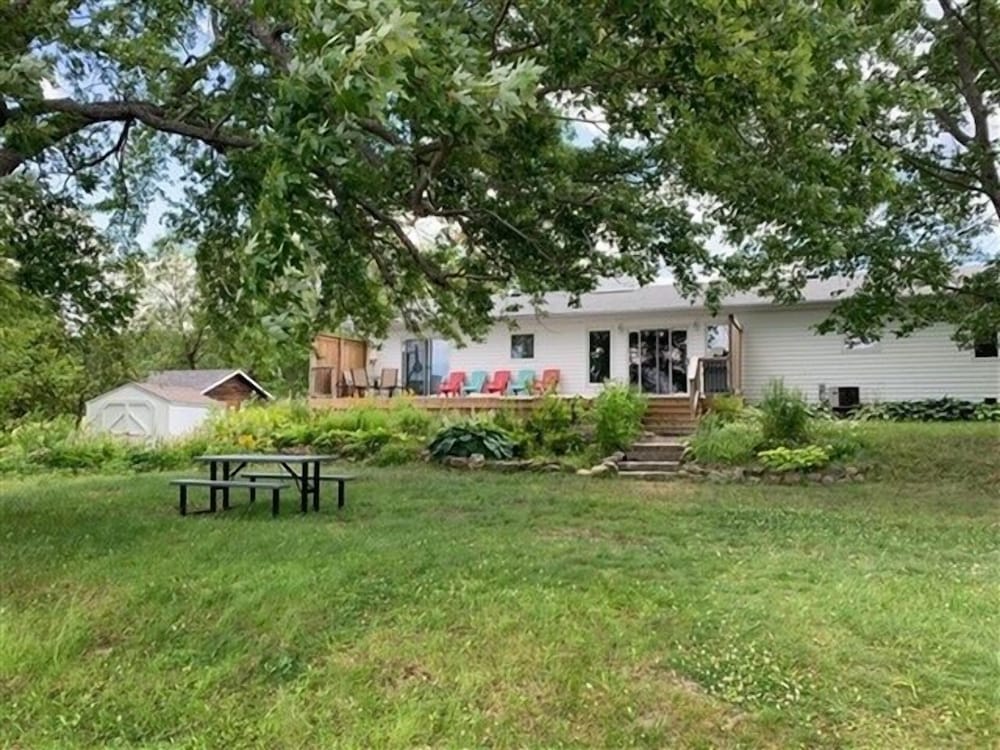 433 Kamaniskeg Lake 3 Bedroom Cottage