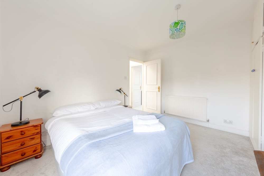 Spacious 3 Bedroom Flat in Brixton
