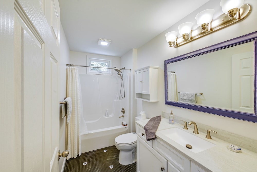 4 Mi to Rehoboth Beach: Cozy Coastal Apt!