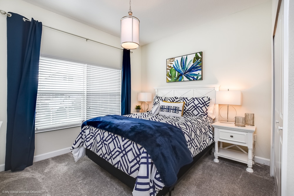 5 Bedroom 4 Bathroom Storey Lake view 4