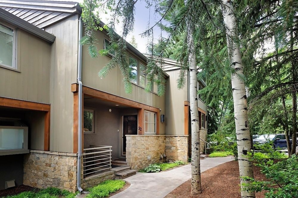 New Listing! West End Jewel - Steps to bus to 4 ski areas!(4860 3 Bedroom Condo by RedAwning view 4