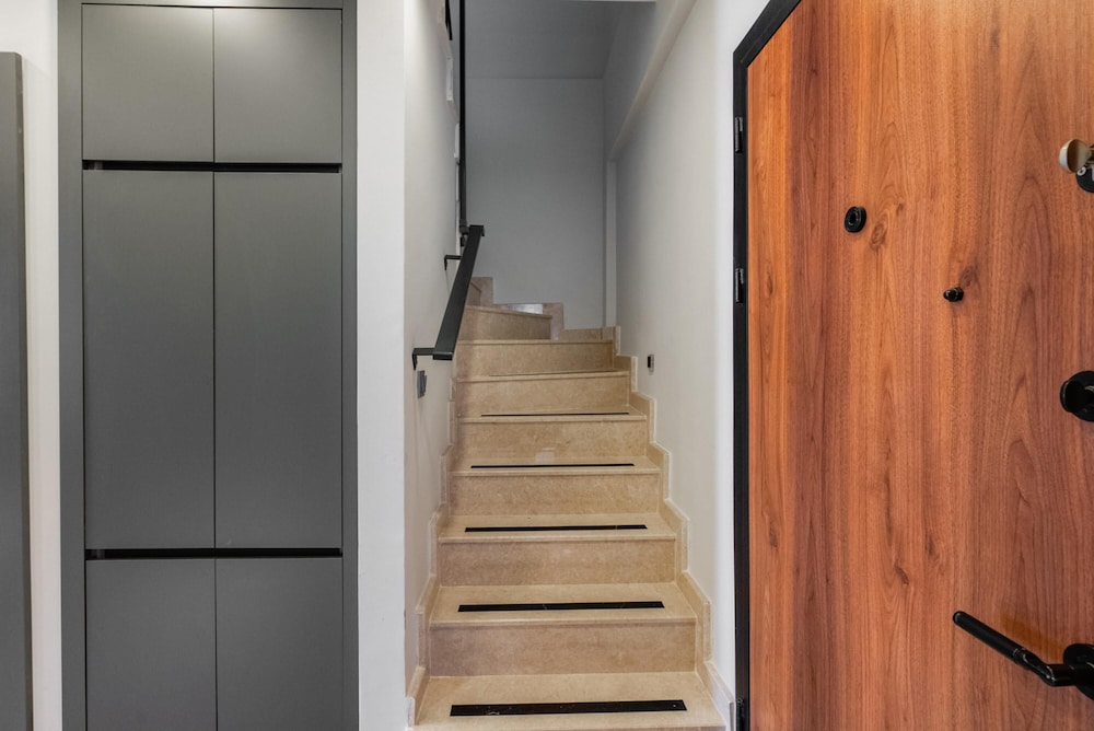 Duplex w Balcony Terrace 5 min to Beach