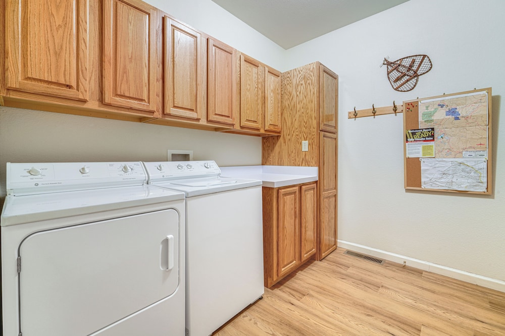 Golf & Mountain Views - Retreat in Clio