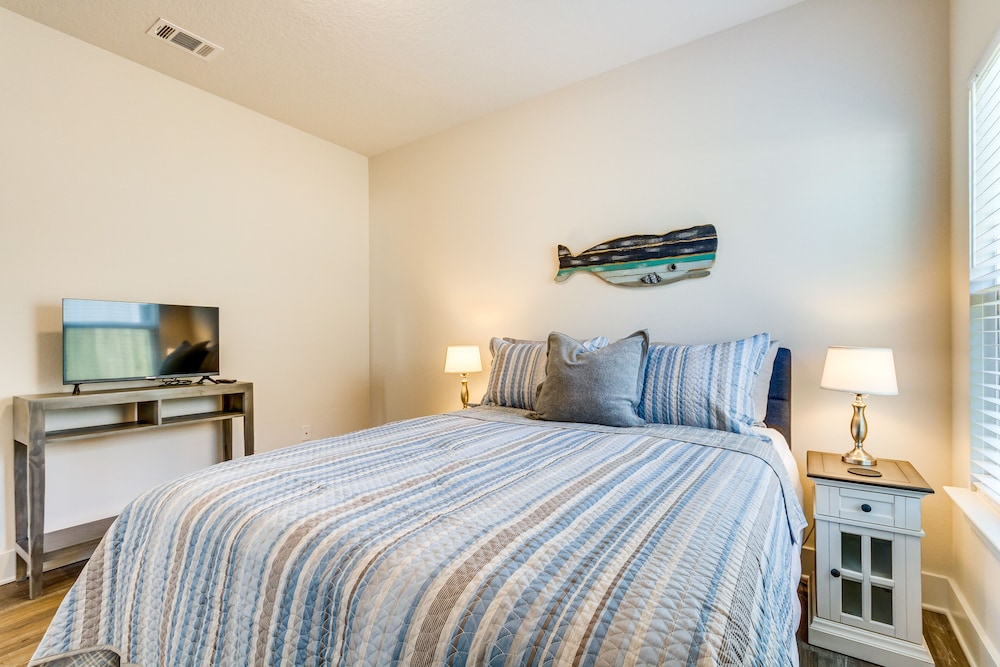 Gulf Breeze Home Rental: 8 Mi to Pensacola Beach!